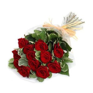 12 red roses hand bunch