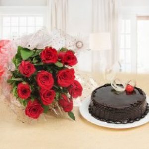 Red rose bunch with chocolate cake